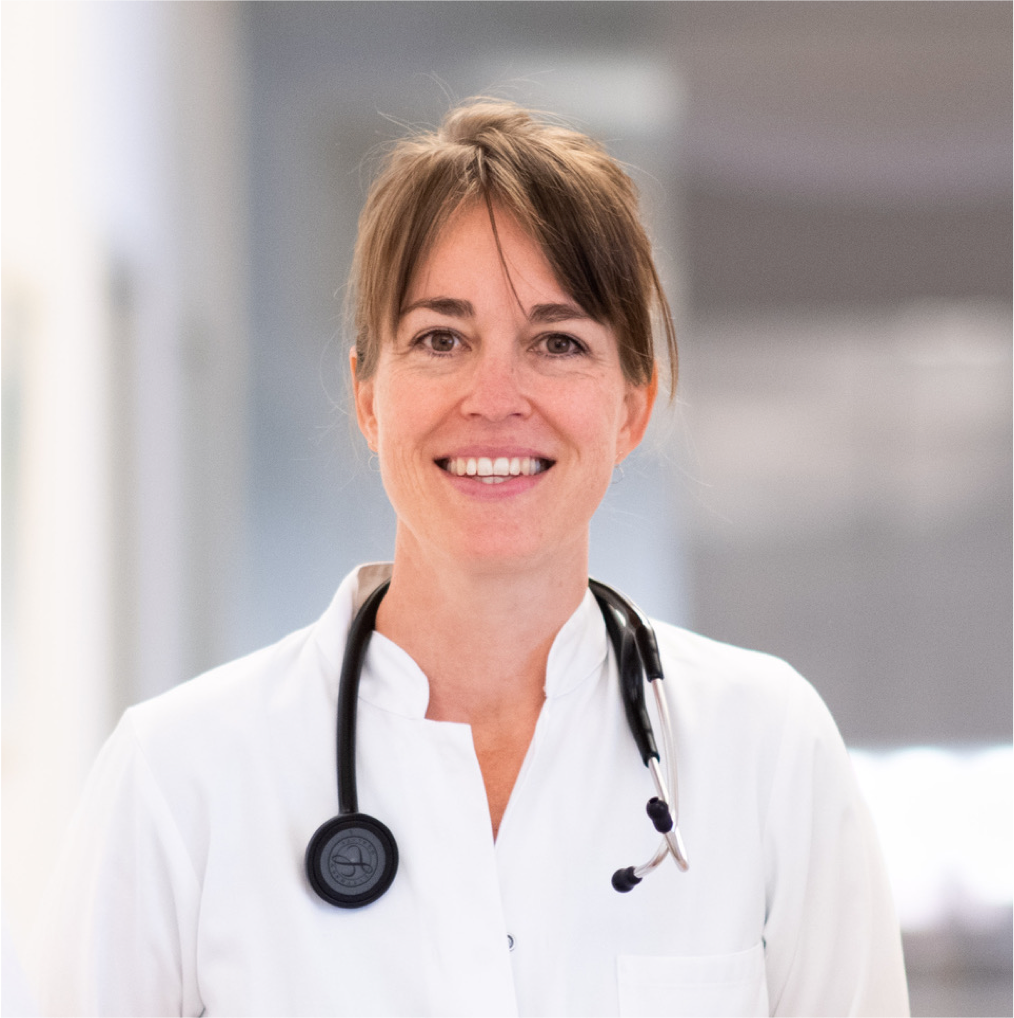 Porträt von Dr. med. Theresa Luhmann, lächelnd, mit Stethoskop um den Hals